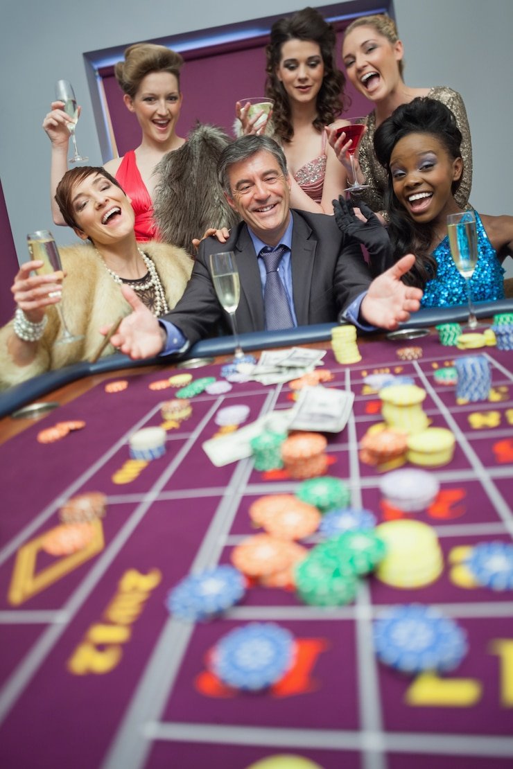 qq7997 login mobile app interface showing live-dealer tables and sportsbook odds